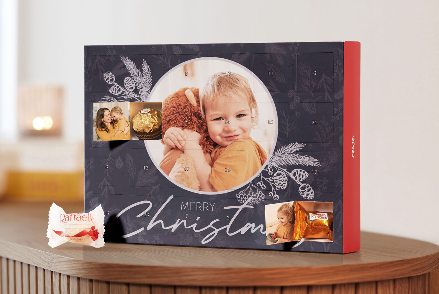 Un calendar festiv de Advent cu fotografie mare și imagini mici pe față. Sunt vizibile motive de Crăciun și textul 'MERRY CHRISTMAS'.